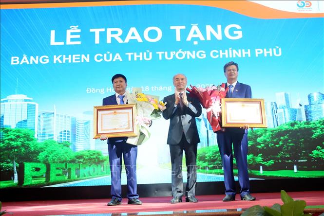 Trao Bằng khen của Thủ tướng Chính phủ cho hai cá nhân có thành tích xuất sắc của Công ty Xăng dầu Quảng Bình. Ảnh Tá Chuyên - TTXVN