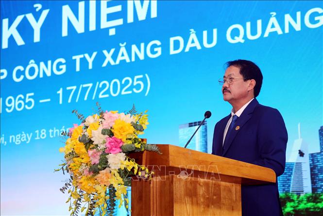 Ông Lê Anh Hùng, Bí thư Đảng ủy, Chủ tịch kiêm Giám đốc Công ty Xăng dầu Quảng Bình đọc diễn văn kỷ niệm 60 năm thành lập Công ty. Ảnh Tá Chuyên - TTXVN