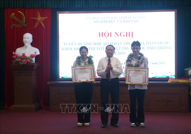 Lãnh đạo Hội Khuyến học tỉnh Hưng Yên trao phần thưởng cho hai học sinh đạt thủ khoa toàn quốc khối A00. Ảnh: Đinh Văn Nhiều-TTXVN