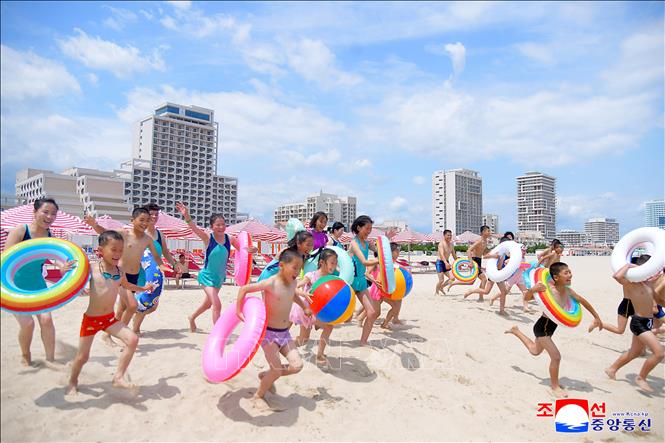 Người dân Triều Tiên vui chơi tại khu nghỉ dưỡng Wonsan-Kalma ngày 1/7/2025. Ảnh: Yonhap/TTXVN