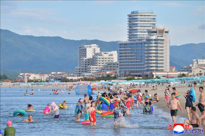 Khách du lịch tại khu nghỉ dưỡng Wonsan-Kalma ngày 1/7/2025. Ảnh: Yonhap/TTXVN