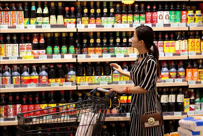 Người dân mua sắm tại siêu thị ở tỉnh Sơn Đông, Trung Quốc. Ảnh: THX/TTXVN