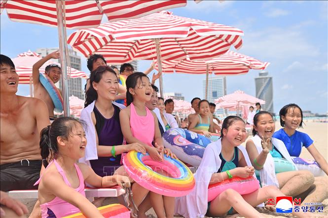 Khách du lịch tại khu nghỉ dưỡng Wonsan-Kalma ngày 1/7/2025. Ảnh: Yonhap/TTXVN
