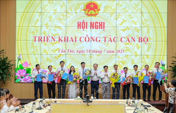 Lãnh đạo UBND thành phố Cần Thơ trao Quyết định bổ nhiệm Giám đốc, Phó Giám đốc Ban Quản lý dự án đầu tư xây dựng công trình giao thông và nông nghiệp thành phố Cần Thơ. Ảnh: Thanh Liêm - TTXVN