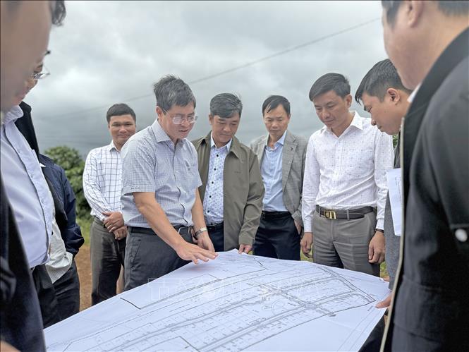 Ông Nguyễn Hồng Hải Phó Chủ tịch UBND tỉnh Lâm Đồng (người đeo kính) kiểm tra thực tế công tác giải phóng mặt bằng, tái định cư cho các hộ dân bị ảnh hưởng bởi dự án cao tốc Bảo Lộc - Liên Khương. Ảnh: Nguyễn Dũng – TTXVN 
