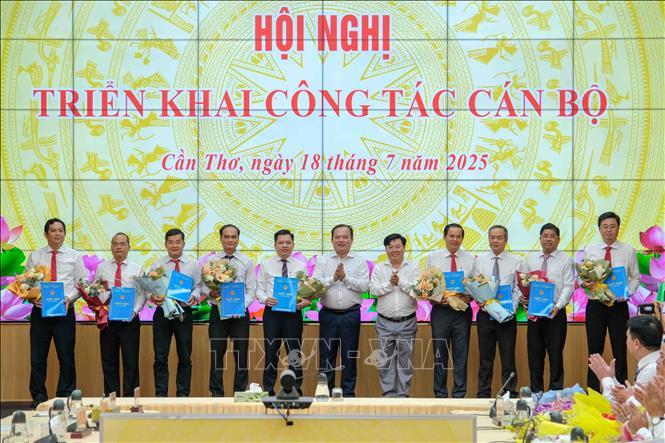Lãnh đạo UBND thành phố Cần Thơ trao Quyết định bổ nhiệm Giám đốc, Phó Giám đốc Ban Quản lý dự án đầu tư xây dựng công trình dân dụng và công nghiệp thành phố Cần Thơ. Ảnh: Thanh Liêm - TTXVN