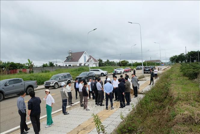 Đoàn công tác của UBND tỉnh Lâm Đồng khảo sát thực tế Khu tái định cư cho các hộ dân bị ảnh hưởng bởi dự án cao tốc Bảo Lộc - Liên Khương bố trí tại xã Bảo Lâm 2. Ảnh: Nguyễn Dũng – TTXVN 