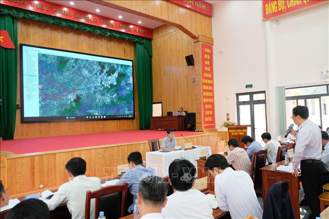 Đại diện các sở, ngành, địa phương báo cáo công tác giải phóng mặt bằng phục vụ dự án cao tốc Bảo Lộc - Liên Khương tại buổi làm việc. Ảnh: Nguyễn Dũng – TTXVN 