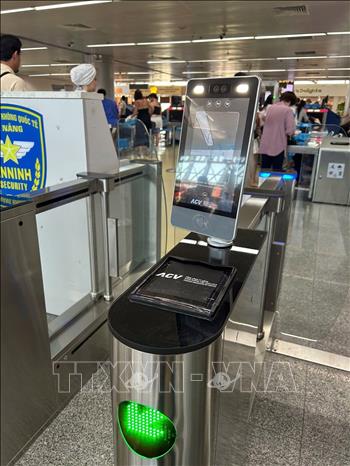 Hệ thống nhận diện sinh trắc học kiểm tra an ninh giúp hành khách làm thủ tục hàng không không cần giấy tờ vừa được đưa vào sử dụng tại Sân bay Đà Nẵng. Ảnh: TTXVN phát