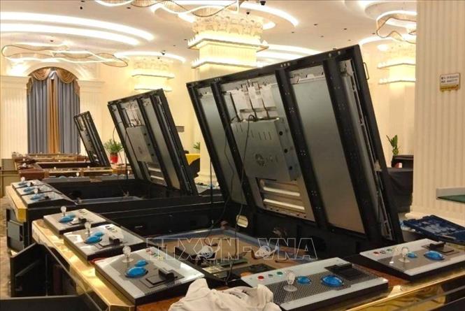 Ngày 17/7, lực lượng chức năng triệt phá hoạt động lừa đảo trực tuyến trên địa bàn tỉnh Kandal, bắt giữ gần 500 nghi phạm cùng nhiều tang vật liên quan. Ảnh: AKP/TTXVN phát