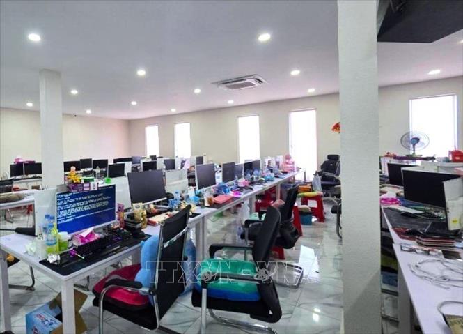 Lực lượng chức năng tỉnh Banteay Meanchey đột kích tòa nhà được dùng cho hoạt động lừa đảo trực tuyến tại thành phố Poipet, bắt giữ hơn 270 đối tượng, thu giữ nhiều vật chứng. Ảnh: AKP/TTXVN phát
