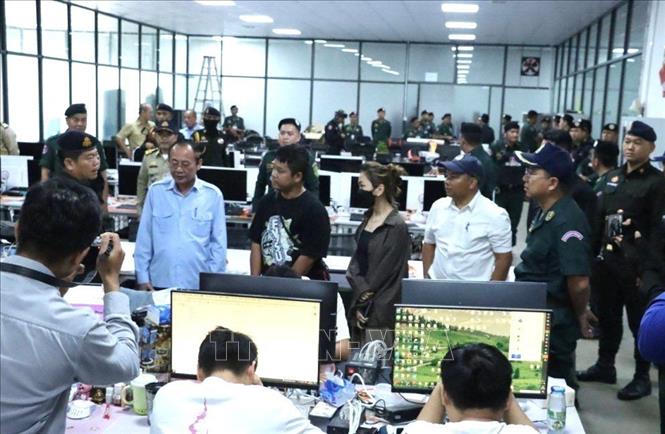 Lực lượng chức năng tỉnh Kratie đột kích một địa điểm tại huyện Snuol được sử dụng làm trung tâm lừa đảo trực tuyến trên địa bàn, bắt giữ hơn 300 người nước ngoài. Ảnh: AKP/TTXVN phát