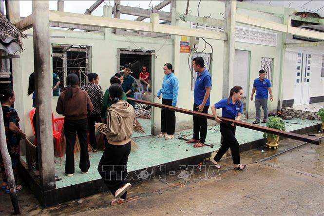 Các hội, đoàn thể của xã Phong Hiệp, tỉnh Cà Mau phối hợp hỗ trợ gia đình chính sách tháo dỡ nhà ở để xây dựng mới. Ảnh: Trung Kiên - TTXVN