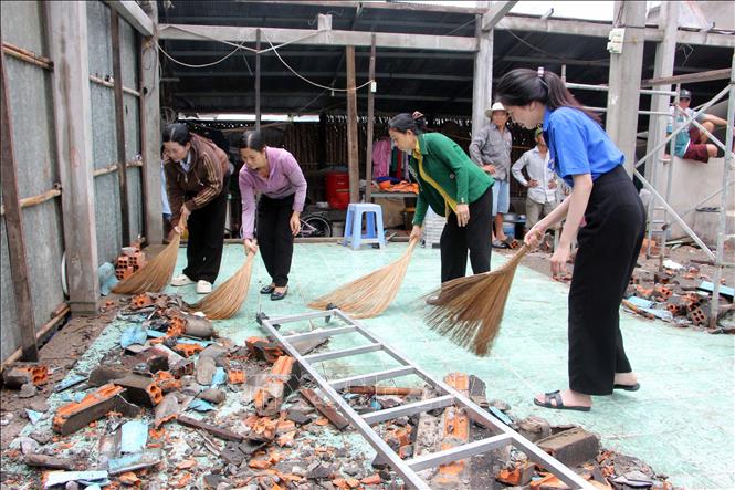 Hội viên Hội Phụ nữ và đoàn viên thanh niên xã Phong Hiệp, tỉnh Cà Mau cùng dọn dẹp khu vực nhà ở vừa được tháo dỡ của hộ gia đình chính sách. Ảnh: Trung Kiên - TTXVN
