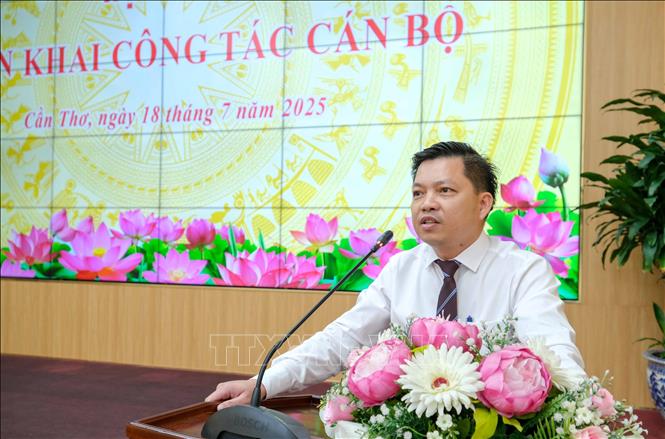 Ông Nguyễn Văn Cà Lơ Anh, Giám đốc Ban Quản lý dự án đầu tư xây dựng công trình dân dụng và công nghiệp thành phố Cần Thơ phát biểu nhận nhiệm vụ. Ảnh: Thanh Liêm - TTXVN