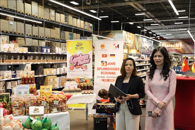 Tham tán Thương mại Việt Nam tại CHLB Đức, Đặng Thị Thanh Phương (phải), tại sự kiện Ngày Hàng Việt Nam tại siêu thị Selgros Lichtenberg ở Berlin. Ảnh: Phương Hoa - PV TTXVN tại Đức 