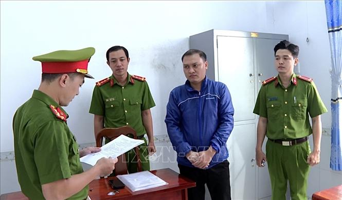Bị can Nguyễn Văn Việt thời điểm nghe đọc lệnh bắt tạm giam để điều tra về hành vi lừa đảo. Ảnh: TTXVN phát