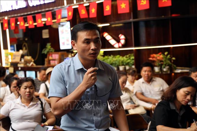 Anh Trịnh Đức Thuận, Phó Trưởng ban dự án, Công ty TNHH Vận tải Việt Thuận nêu ý kiến tại buổi đối thoại. Ảnh: Đức Hiếu - TTXVN 