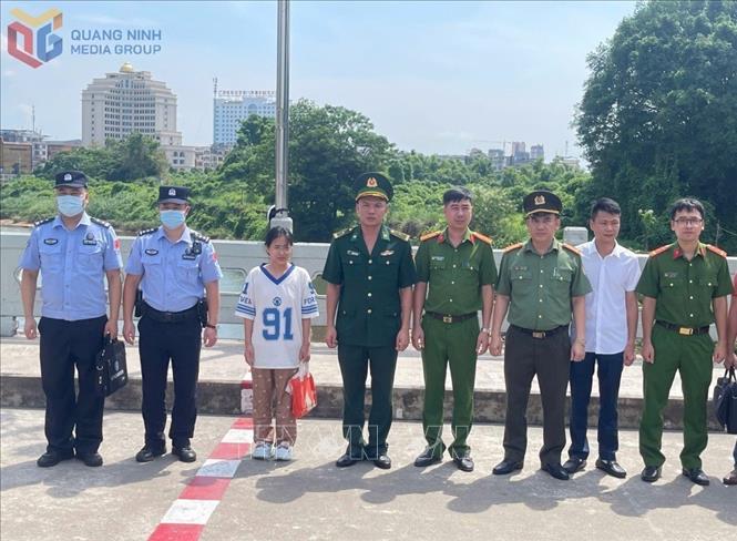 Lực lượng chức năng Việt Nam tiếp nhận, bắt giữ đối tượng Nguyễn Thị Trang. Ảnh: TTXVN phát