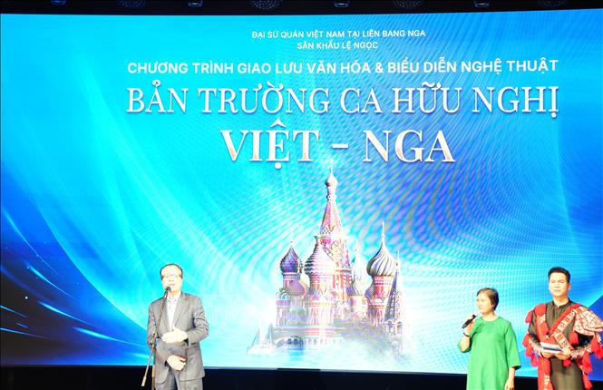 Đại sứ Việt Nam tại Nga Đặng Minh Khôi (bên trái) phát biểu chào mừng chương trình. Ảnh: Trần Hải - PV TTXVN tại LB Nga 