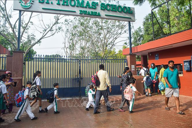 Học sinh trở về nhà sau khi trường St. Thomas ở New Delhi, Ấn Độ, bị đe dọa đánh bom ngày 16/7/2025. Ảnh: ANI/TTXVN