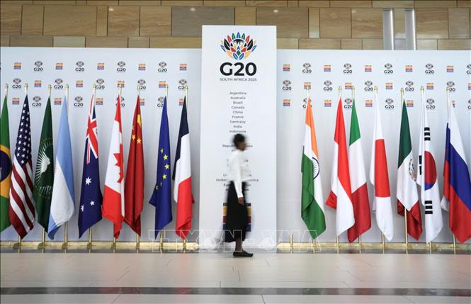 Quốc kỳ các quốc gia thành viên Nhóm G20 tại Hội nghị Bộ trưởng Tài chính và Thống đốc ngân hàng trung ương G20 tại Cape Town, Nam Phi ngày 24/2/2025. Ảnh: Reuters/TTXVN