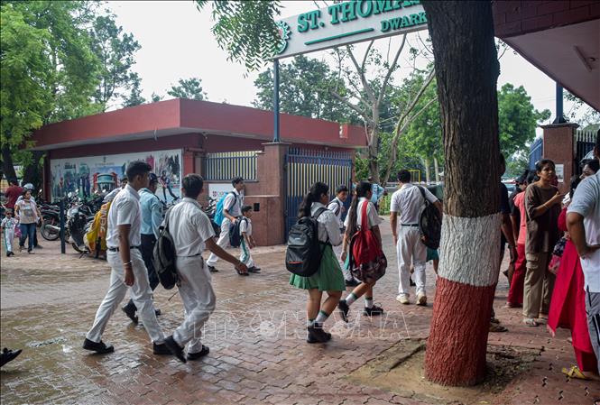 Học sinh trở về nhà sau khi trường St. Thomas ở New Delhi, Ấn Độ, bị đe dọa đánh bom ngày 16/7/2025. Ảnh: ANI/TTXVN