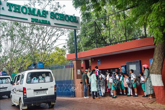 Học sinh trở về nhà sau khi trường St. Thomas ở New Delhi, Ấn Độ, bị đe dọa đánh bom ngày 16/7/2025. Ảnh: ANI/TTXVN