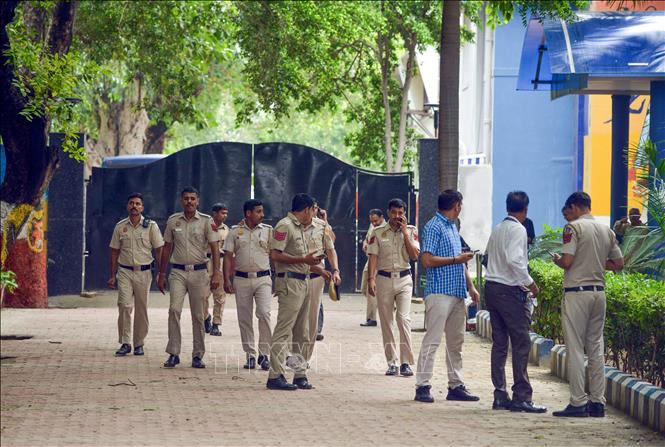 Cảnh sát điều tra tại trường học bị đe dọa đánh bom tại New Delhi, Ấn Độ. Ảnh: ANI/TTXVN