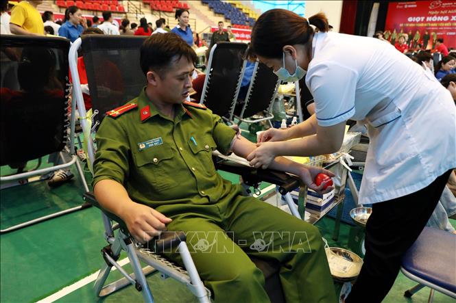 Chiến sỹ lực lượng vũ trang tham gia hiến máu. Ảnh: Quang Cường - TTXVN