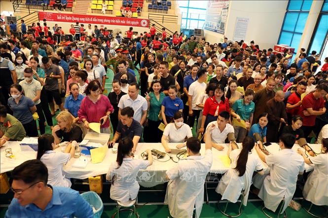 Đông đảo cán bộ, người dân đăng ký tham gia hiến máu. Ảnh: Quang Cường - TTXVN