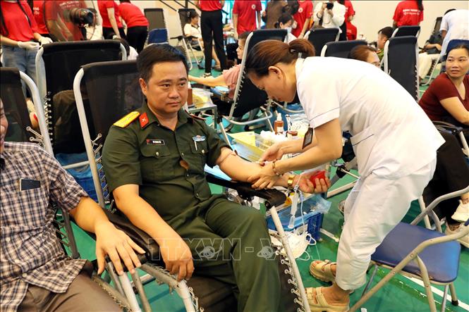Chiến sỹ lực lượng vũ trang tham gia hiến máu. Ảnh: Quang Cường - TTXVN
