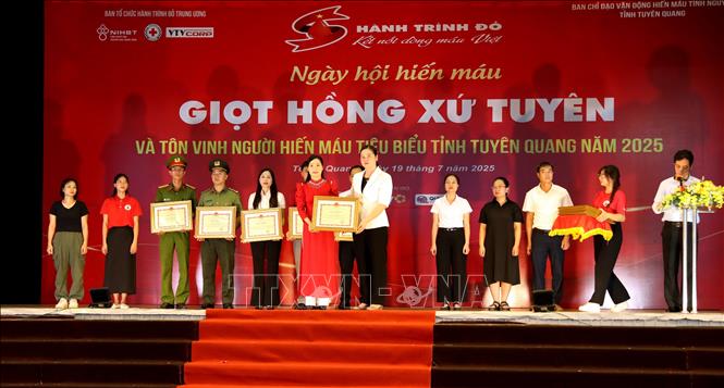 Trao Băng khen của Chủ tịch UBND tỉnh Tuyên Quang cho các cá nhân có thành tích xuất sắc trong công tác hiến máu nhân đạo trên địa bàn tỉnh. Ảnh: Quang Cường - TTXVN