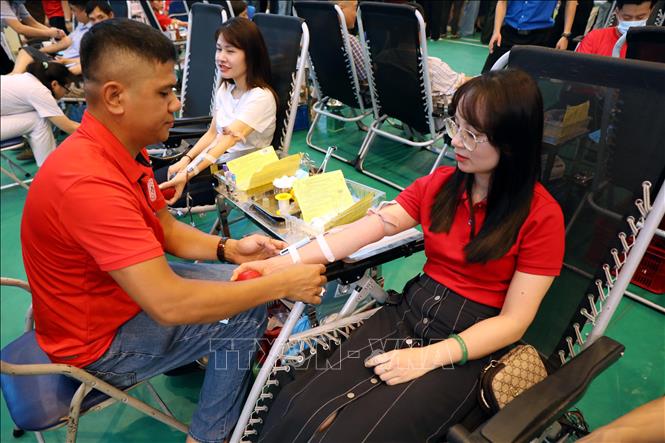 Ngày hội hiến máu “Giọt hồng xứ Tuyên” thu hút đông đảo đoàn viên, thanh niên tham gia hiến máu. Ảnh: Quang Cường - TTXVN