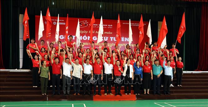 Ban Chỉ đạo vận động hiến máu tình nguyện tỉnh Tuyên Quang và tình nguyện viên cùng hô khẩu hiệu “Hành trình đỏ”. Ảnh: Quang Cường - TTXVN