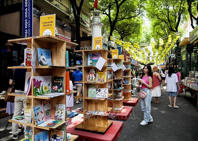 Doanh thu Đường sách Thành phố Hồ Chí Minh đạt hơn 31,3 tỷ đồng nhưng lượng sách bán ra giảm trong nửa đầu năm 2025. Ảnh: Hồng Đạt - TTXVN
