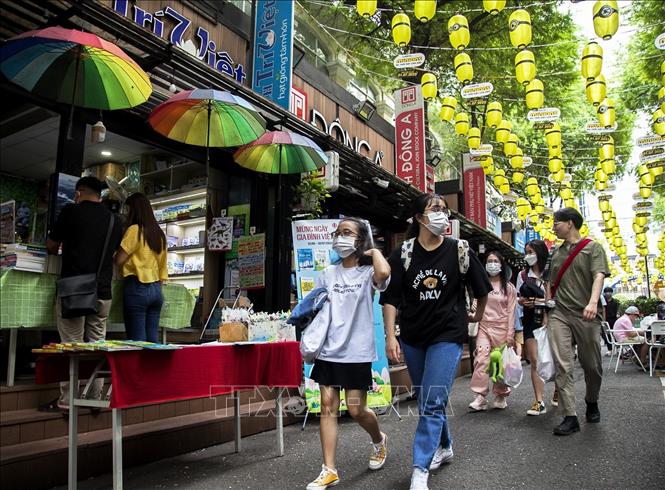 Khách tham quan Đường sách Thành phố Hồ Chí Minh. Ảnh: Hồng Đạt - TTXVN
