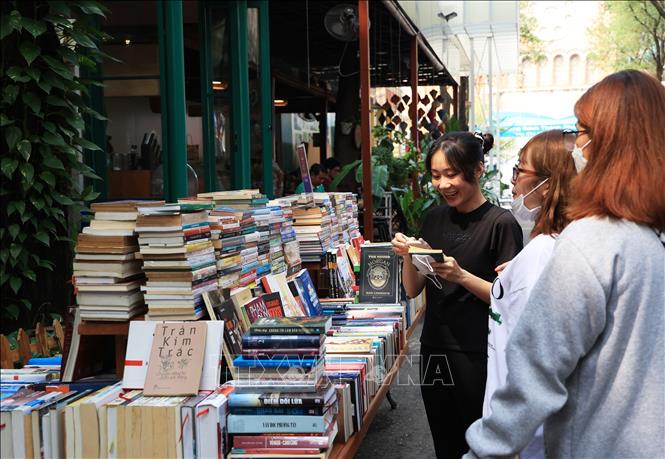 Khách tham quan các quầy bán sách trong hội sách tại Đường sách Thành phố Hồ Chí Minh. Ảnh: Hồng Đạt - TTXVN

