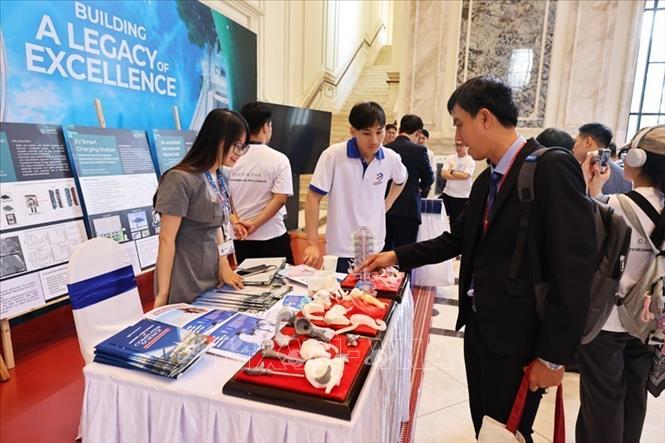 Các gian hàng nghiên cứu của các nhóm đại biểu tham dự Diễn đàn Trí thức trẻ Việt Nam toàn cầu lần thứ VI, năm 2025. Ảnh: Minh Đức – TTXVN