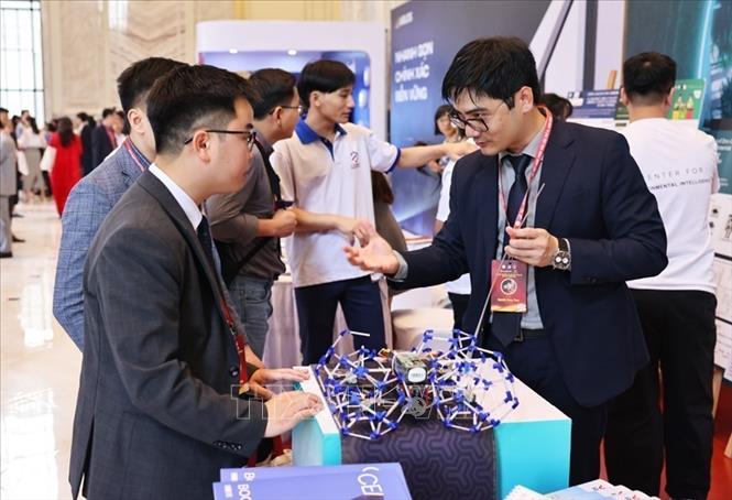 Các gian hàng nghiên cứu của các nhóm đại biểu tham dự Diễn đàn Trí thức trẻ Việt Nam toàn cầu lần thứ VI, năm 2025. Ảnh: Minh Đức – TTXVN