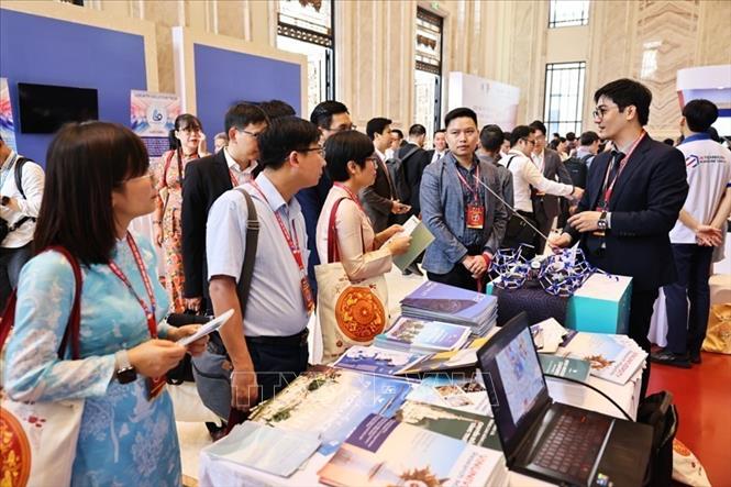Các gian hàng nghiên cứu của các nhóm đại biểu tham dự Diễn đàn Trí thức trẻ Việt Nam toàn cầu lần thứ VI, năm 2025. Ảnh: Minh Đức – TTXVN