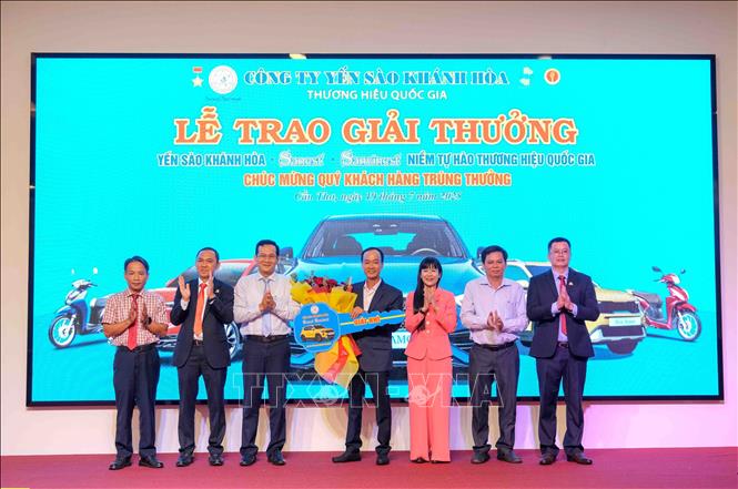 Lãnh đạo Công ty Yến sào Khánh Hòa trao giải Nhì là một xe ô tô Kia Sonet trị giá 550 triệu đồng cho ông Trương Chí Thành, khách hàng ở tỉnh Cà Mau. Ảnh: Thanh Liêm - TTXVN