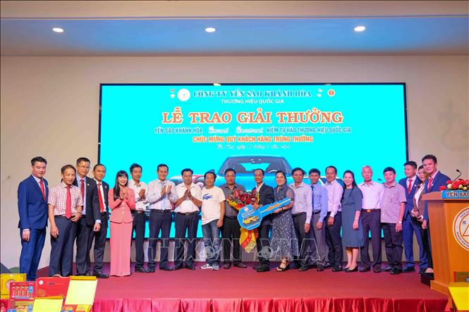 Công ty Yến sào Khánh Hòa trao giải Nhì là một xe ô tô Kia Sonet trị giá 550 triệu đồng cho ông Trương Chí Thành, khách hàng ở tỉnh Cà Mau. Ảnh: Thanh Liêm - TTXVN