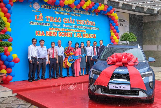 Lãnh đạo Công ty Yến sào Khánh Hòa trao giải Nhì là một xe ô tô Kia Sonet trị giá 550 triệu đồng cho ông Trương Chí Thành, khách hàng ở tỉnh Cà Mau. Ảnh: Thanh Liêm - TTXVN