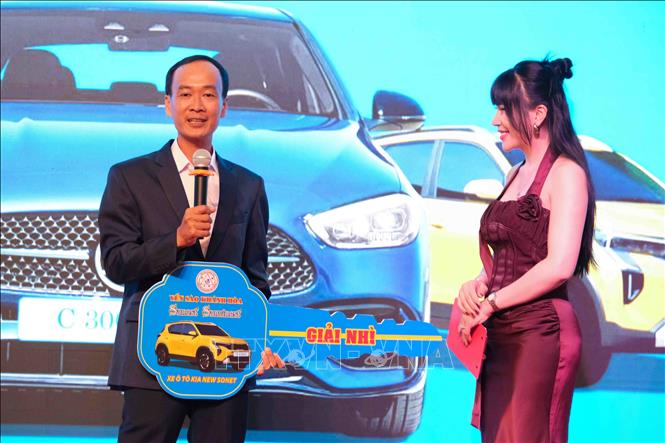 Ông Trương Chí Thành, khách hàng may mắn trúng giải Nhì Chương trình tri ân khách hàng “Yến sào Khánh Hòa Sanest Sanvinest - Niềm tự hào thương hiệu quốc gia 2025 chia sẻ niềm vui khi nhận giải. Ảnh: Thanh Liêm - TTXVN
