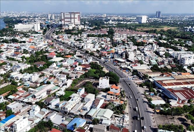 Quốc lộ 13 đoạn từ ngã tư Bình Phước hướng đến cầu Vĩnh Bình, giáp ranh tỉnh Bình Dương cũ. Ảnh: Hồng Đạt - TTXVN
