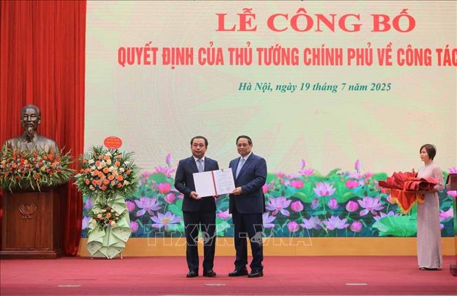 Thủ tướng Phạm Minh Chính trao Quyết định bổ nhiệm quyền Bộ trưởng Bộ Nông nghiệp và Môi trường cho ôngTrần Đức Thắng. Ảnh: Hoàng Hiếu - TTXVN