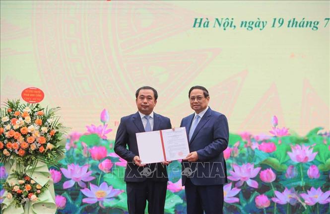 Thủ tướng Phạm Minh Chính trao Quyết định bổ nhiệm quyền Bộ trưởng Bộ Nông nghiệp và Môi trường cho ông Trần Đức Thắng. Ảnh: Hoàng Hiếu - TTXVN
