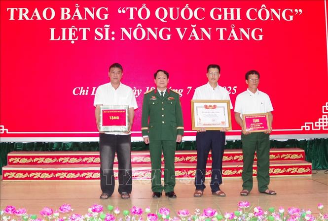 Lãnh đạo Bộ Chỉ huy Quân sự tỉnh Lạng Sơn trao Bằng “Tổ quốc ghi công” và tặng quà cho thân nhân gia đình liệt sĩ Nông Văn Tẳng. Ảnh: Anh Tuấn – TTXVN