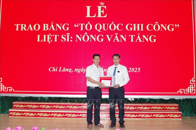 Cấp ủy, chính quyền xã Chi Lăng, tỉnh Lạng Sơn tặng quà cho thân nhân liệt sĩ Nông Văn Tẳng. Ảnh: Anh Tuấn – TTXVN